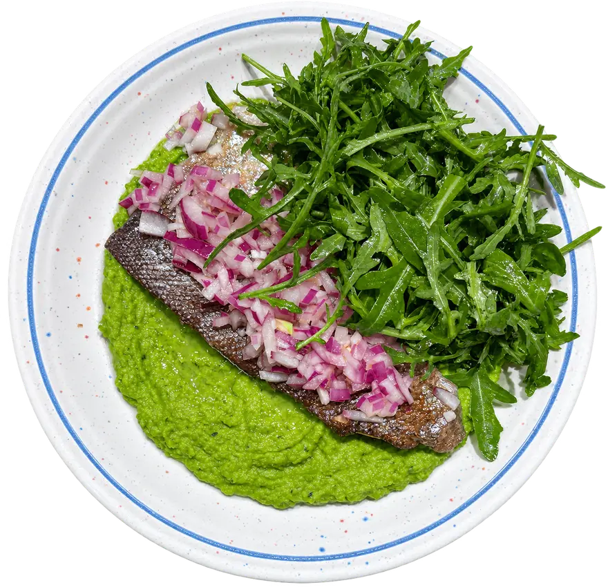 Farfurie cu piure de mazăre, file de păstrăv, salsa de ceapă și rucola aromatizată.